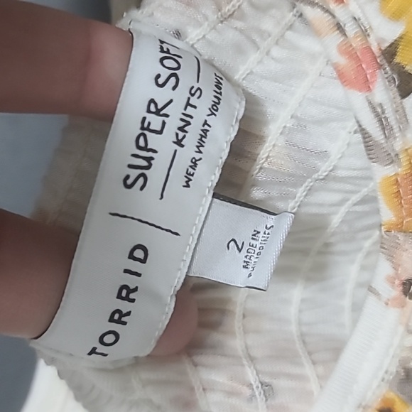 Torrid Floral off-the-shoulder tank. - Picture 3 of 3